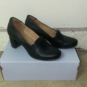Like new loafer style black Naturalizer heels